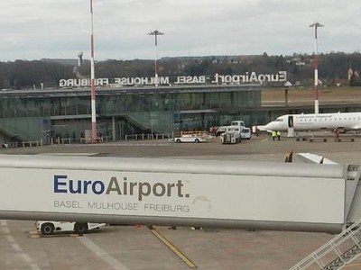 L'aéroport EuroAirport dessert Mulhouse, Bâle et Fribourg.