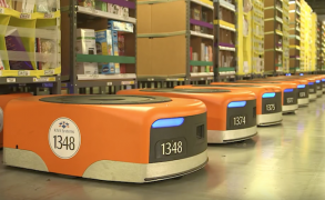 Fournis par sa filiale Amazon Robotics (ex Kiva Systems racheté en 2012 pour 770 M$), 2 000 robots « tortues » seront installés en France.